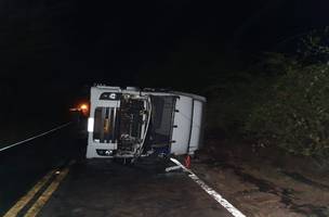 Tombamento de caminhão deixa duas pessoas feridas em Redenção do Gurgueia (Foto: -)