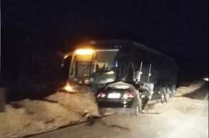 Colisão frontal entre ônibus e carro deixa duas pessoas mortas na BR 135 (Foto: -)