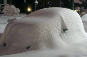 Homem passa 2 meses em carro debaixo da neve, fuma cigarros e sobrevive (Foto: -)