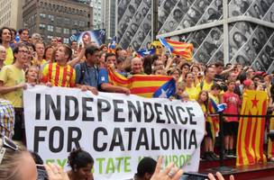 Manifestantes ateiam fogo em linhas de trem da Catalunha (Foto: -)