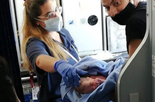Bebê nasce durante voo e ganha viagens de graça pelo resto da vida (Foto: -)