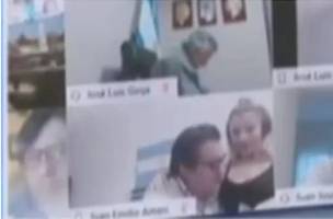 Deputado é suspenso após trocar carícias com mulher durante sessão virtual (Foto: -)