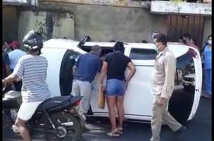 Carro capota em acidente com motocicleta no bairro Piçarreira (Foto: -)