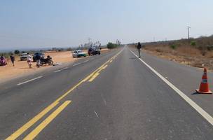 Mulher de 56 anos morre em acidente envolvendo motocicletas na BR 135 (Foto: -)