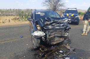 Motorista colide carro contra viatura da PM ao fugir de fiscalização em Santa Cruz do Piauí (Foto: -)