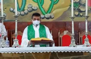 “Maldita carreata do prefeito”, desabafa padre durante transmissão de missa no Piauí; assista (Foto: -)