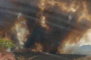 Incêndio atinge vegetação há dois dias e ameaça moradores no Sul do Piauí (Foto: -)