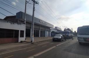Caminhão derruba poste e deixa bairro São Cristóvão sem energia elétrica (Foto: -)