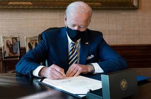 Biden revoga medida de Trump que restringia concessão de green cards (Foto: -)