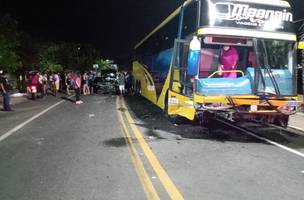Colisão entre ônibus de turismo e carro deixa duas pessoas gravemente feridas no interior do Piauí (Foto: -)