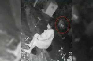 Vídeo surreal: mulher é atacada por leopardo e se defende com bengala (Foto: -)