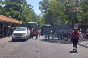 Motoristas e cobradores de ônibus de Teresina paralisam atividades nesta terça-feira (Foto: -)