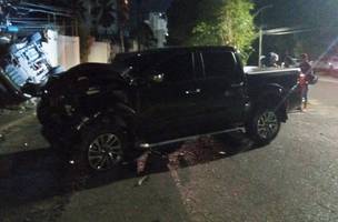 Acidente entre dois carros derruba poste de energia elétrica e parte de muro (Foto: -)