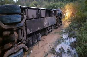 Criança morre e outras nove pessoas ficam feridas em acidente com ônibus (Foto: -)