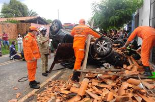 Homem de 48 anos capota carro que dirigia depois de passar mal em Parnaíba (Foto: -)
