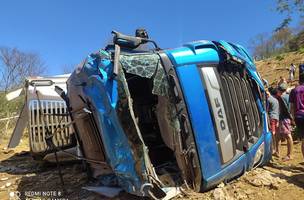 Caminhão tomba em rodovia no município de Picos; condutor teve lesões leves (Foto: -)